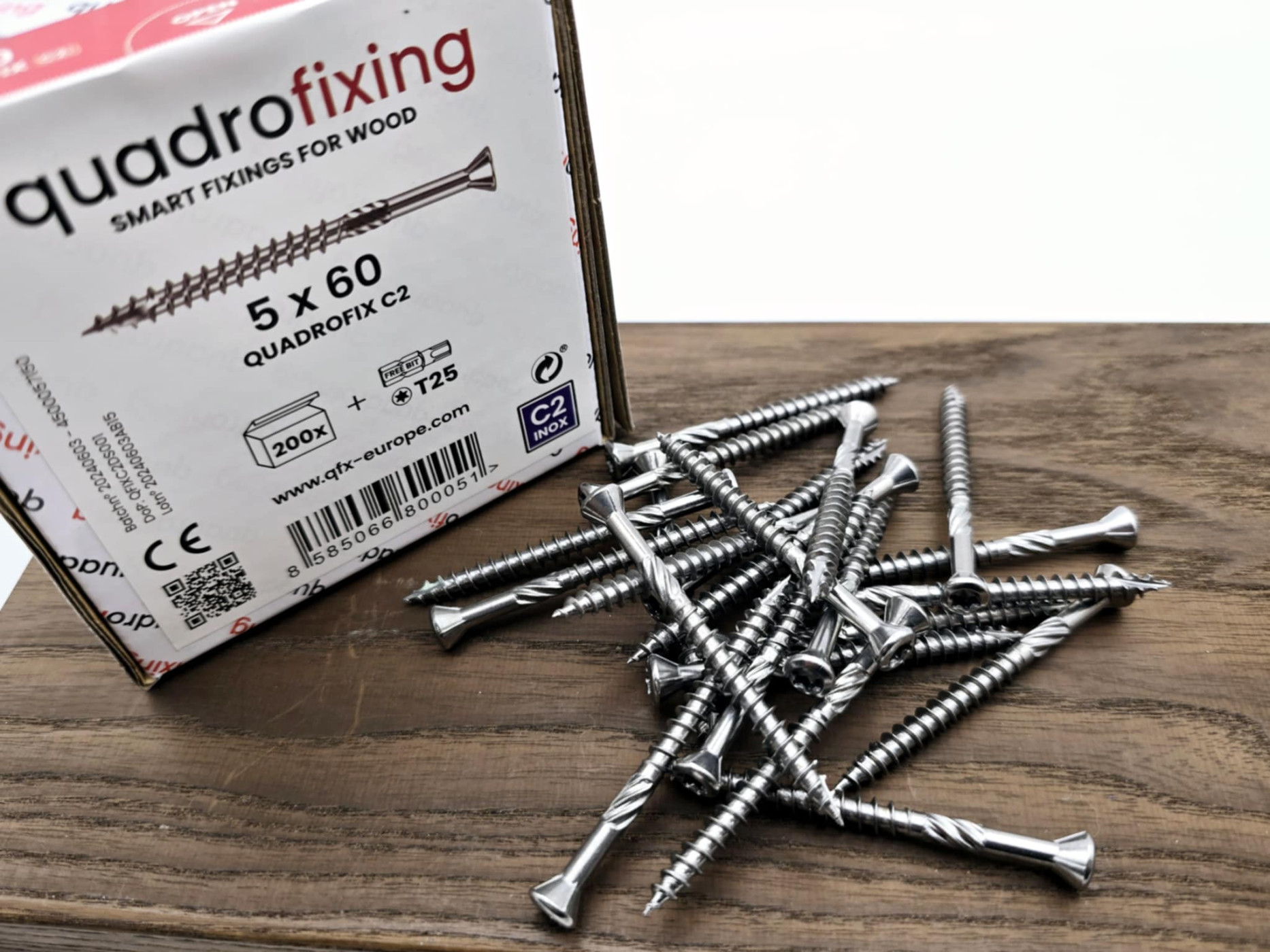 Hochwertige Quadrofix C2 Terrassenschrauben in der Größe 5x60 mm, aus gehärtetem Edelstahl C2. Ideal für die Montage von Holzterrassen. Lieferung in praktischer Box mit 200 Schrauben und TX25 Bit.